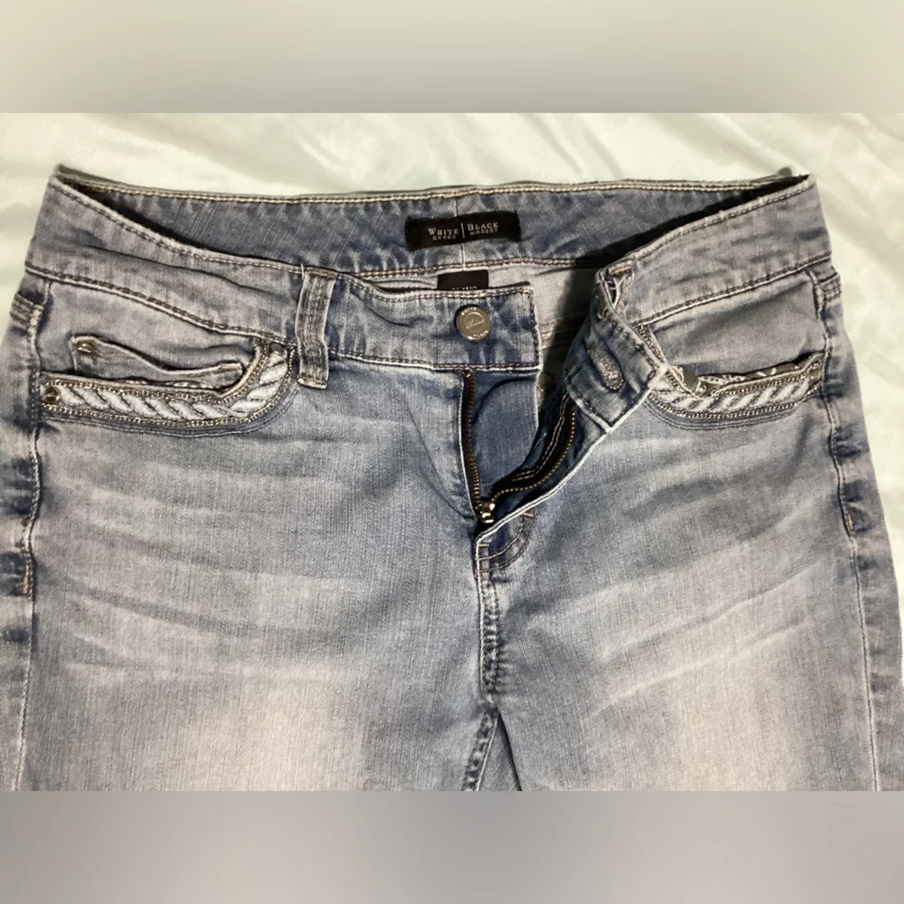 White House Black Market Blanc Light Wash Capri Jeans Size 4 - Picture 4 of 11